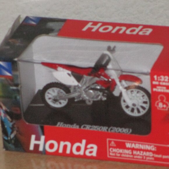 New Ray Lot of 4 Different Motorcycles 1 Yamaha 1 Honda 1 Kawasaki 1 Suzuki New - Picture 4 of 5